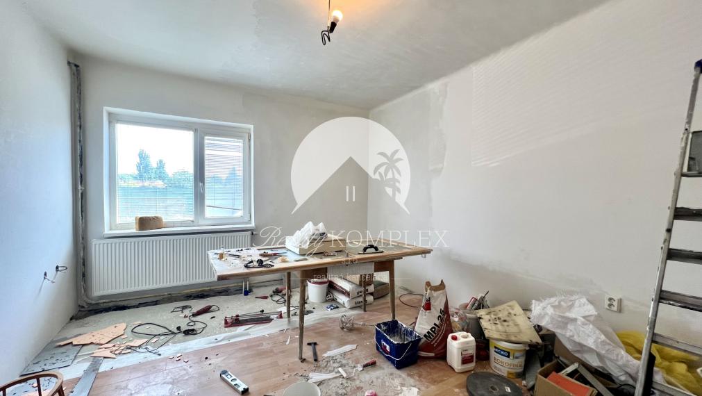 Reality KOMPLEX s.r.o. ponúka na PREDAJ priestranný 5-izbový rodinný dom v obci Horné Saliby – ideálny na pokojné bývanie či rekreáciu