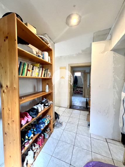 Reality KOMPLEX s.r.o. ponúka na PREDAJ priestranný 5-izbový rodinný dom v obci Horné Saliby – ideálny na pokojné bývanie či rekreáciu