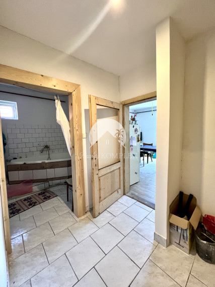 Reality KOMPLEX s.r.o. ponúka na PREDAJ priestranný 5-izbový rodinný dom v obci Horné Saliby – ideálny na pokojné bývanie či rekreáciu