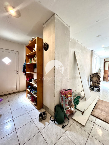 Reality KOMPLEX s.r.o. ponúka na PREDAJ priestranný 5-izbový rodinný dom v obci Horné Saliby – ideálny na pokojné bývanie či rekreáciu