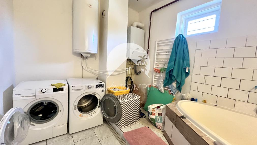 Reality KOMPLEX s.r.o. ponúka na PREDAJ priestranný 5-izbový rodinný dom v obci Horné Saliby – ideálny na pokojné bývanie či rekreáciu