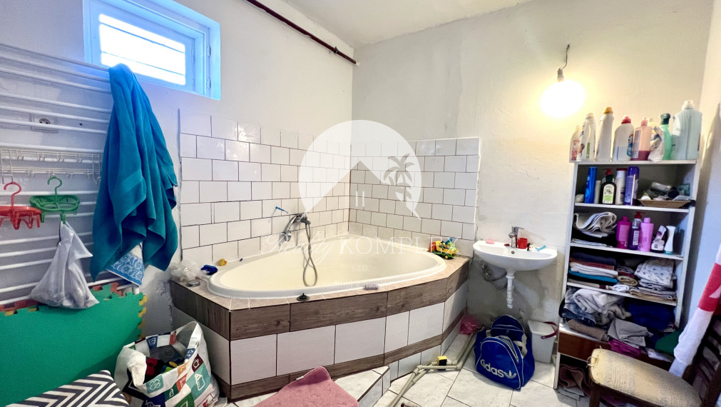 Reality KOMPLEX s.r.o. ponúka na PREDAJ priestranný 5-izbový rodinný dom v obci Horné Saliby – ideálny na pokojné bývanie či rekreáciu