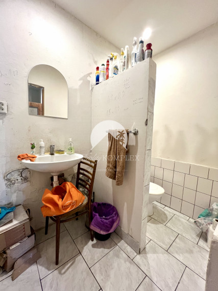 Reality KOMPLEX s.r.o. ponúka na PREDAJ priestranný 5-izbový rodinný dom v obci Horné Saliby – ideálny na pokojné bývanie či rekreáciu