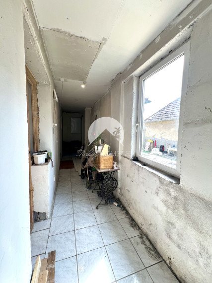 Reality KOMPLEX s.r.o. ponúka na PREDAJ priestranný 5-izbový rodinný dom v obci Horné Saliby – ideálny na pokojné bývanie či rekreáciu