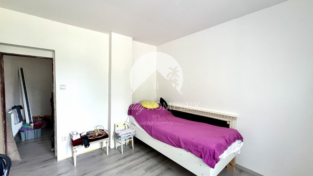 Reality KOMPLEX s.r.o. ponúka na PREDAJ priestranný 5-izbový rodinný dom v obci Horné Saliby – ideálny na pokojné bývanie či rekreáciu