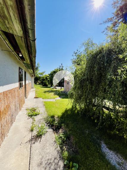 Reality KOMPLEX s.r.o., Vám EXKLUZÍVNE ponúka na predaj útulný 3-izbový rodinný dom v obci Okoč