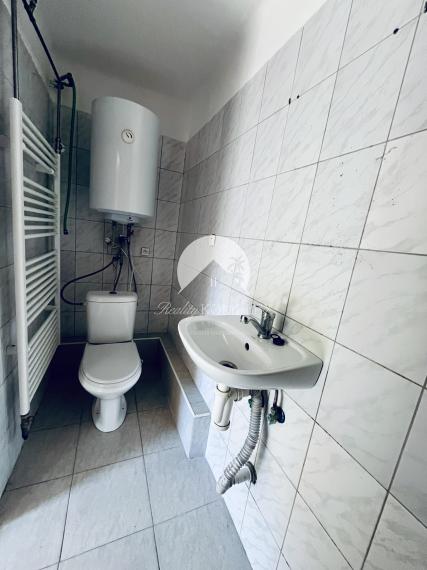 Reality KOMPLEX s.r.o., Vám EXKLUZÍVNE ponúka na predaj útulný 3-izbový rodinný dom v obci Okoč