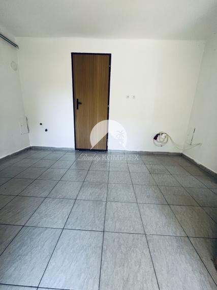 Reality KOMPLEX s.r.o., Vám EXKLUZÍVNE ponúka na predaj útulný 3-izbový rodinný dom v obci Okoč