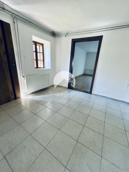 Reality KOMPLEX s.r.o., Vám EXKLUZÍVNE ponúka na predaj útulný 3-izbový rodinný dom v obci Okoč