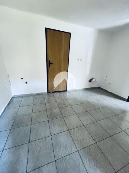 Reality KOMPLEX s.r.o., Vám EXKLUZÍVNE ponúka na predaj útulný 3-izbový rodinný dom v obci Okoč