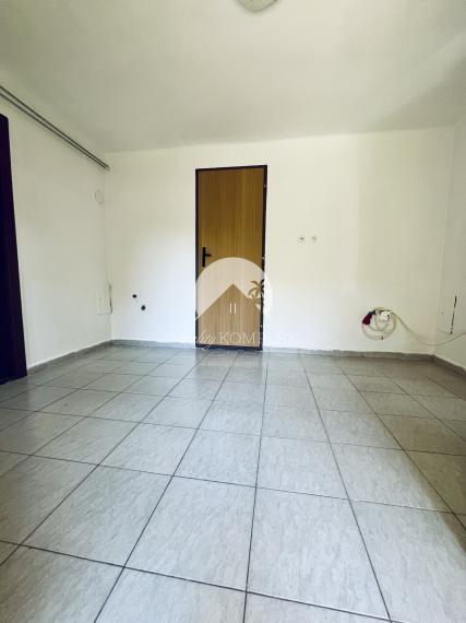 Reality KOMPLEX s.r.o., Vám EXKLUZÍVNE ponúka na predaj útulný 3-izbový rodinný dom v obci Okoč