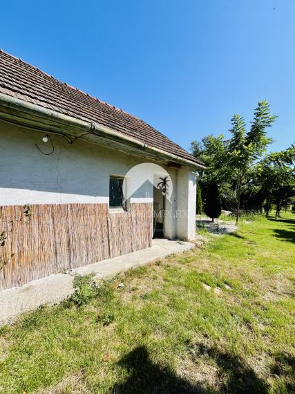 Reality KOMPLEX s.r.o., Vám EXKLUZÍVNE ponúka na predaj útulný 3-izbový rodinný dom v obci Okoč