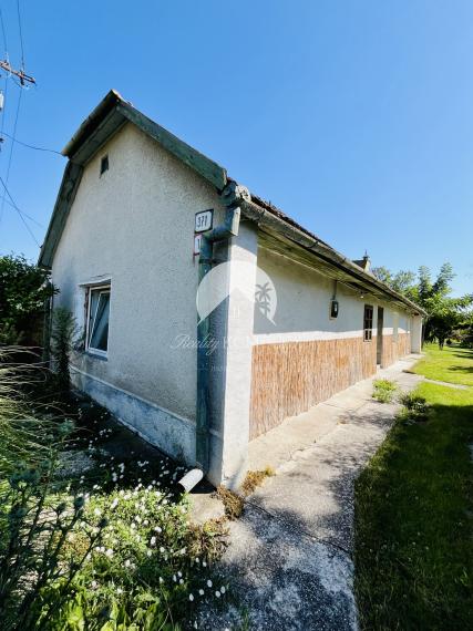 Reality KOMPLEX s.r.o., Vám EXKLUZÍVNE ponúka na predaj útulný 3-izbový rodinný dom v obci Okoč