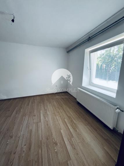 Reality KOMPLEX s.r.o., Vám EXKLUZÍVNE ponúka na predaj útulný 3-izbový rodinný dom v obci Okoč