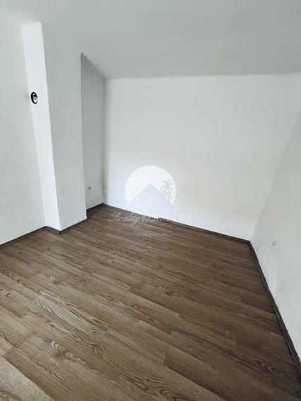 Reality KOMPLEX s.r.o., Vám EXKLUZÍVNE ponúka na predaj útulný 3-izbový rodinný dom v obci Okoč