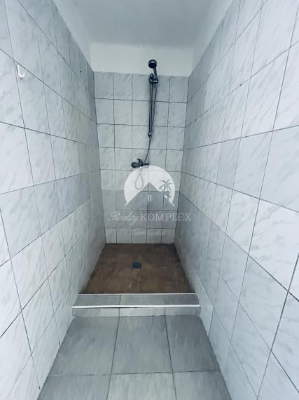 Reality KOMPLEX s.r.o., Vám EXKLUZÍVNE ponúka na predaj útulný 3-izbový rodinný dom v obci Okoč