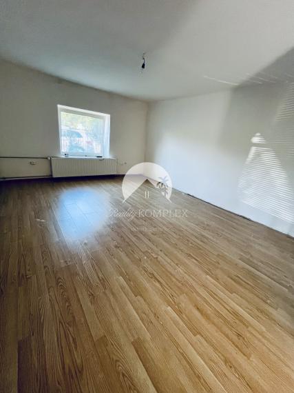 Reality KOMPLEX s.r.o., Vám EXKLUZÍVNE ponúka na predaj útulný 3-izbový rodinný dom v obci Okoč