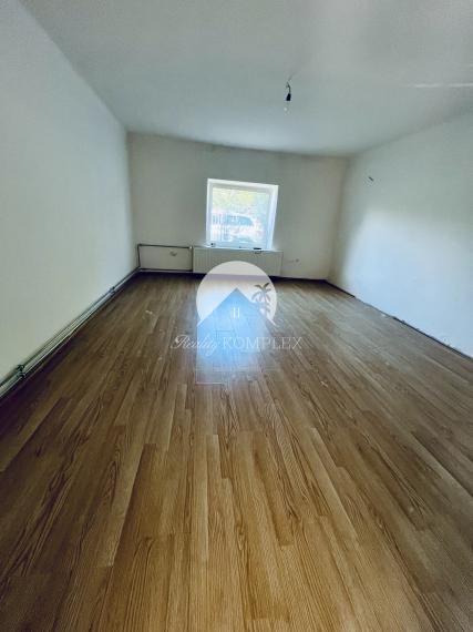 Reality KOMPLEX s.r.o., Vám EXKLUZÍVNE ponúka na predaj útulný 3-izbový rodinný dom v obci Okoč