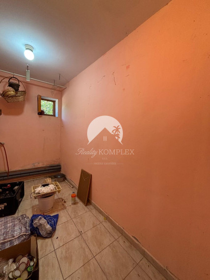 Reality KOMPLEX s.r.o. Vám ponúka na predaj priestranný rodinný dom s mimoriadne veľkým pozemkomv meste Kolárovo (okres Komárno).