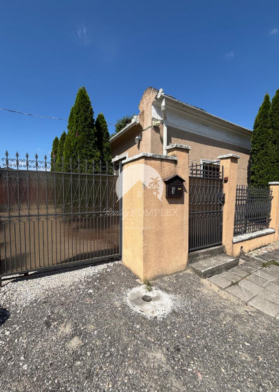 Reality KOMPLEX s.r.o. Vám ponúka na predaj priestranný rodinný dom s mimoriadne veľkým pozemkomv meste Kolárovo (okres Komárno).