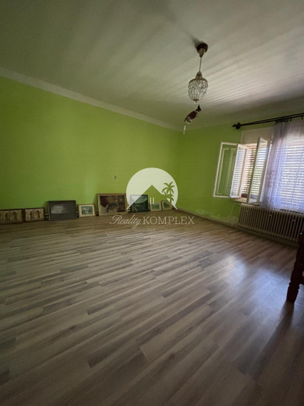 Reality KOMPLEX s.r.o. Vám ponúka na predaj priestranný rodinný dom s mimoriadne veľkým pozemkomv meste Kolárovo (okres Komárno).