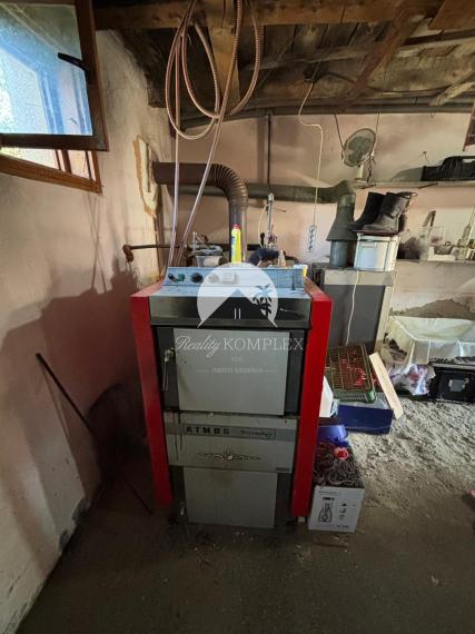 Reality KOMPLEX s.r.o. Vám ponúka na predaj priestranný rodinný dom s mimoriadne veľkým pozemkomv meste Kolárovo (okres Komárno).