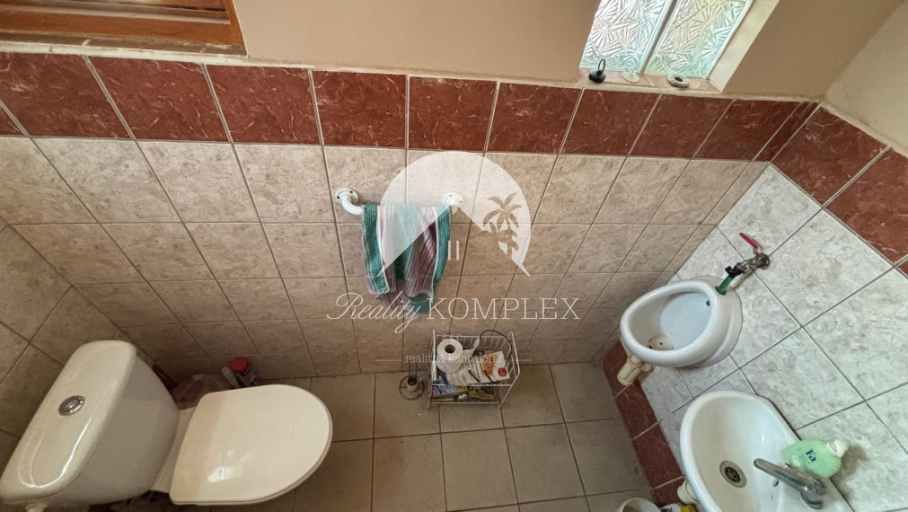 Reality KOMPLEX s.r.o. Vám ponúka na predaj priestranný rodinný dom s mimoriadne veľkým pozemkomv meste Kolárovo (okres Komárno).