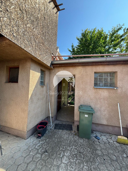 Reality KOMPLEX s.r.o. Vám ponúka na predaj priestranný rodinný dom s mimoriadne veľkým pozemkomv meste Kolárovo (okres Komárno).