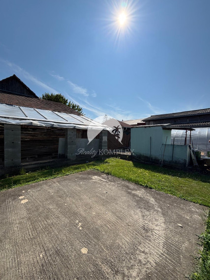 Reality KOMPLEX s.r.o. Vám ponúka na predaj priestranný rodinný dom s mimoriadne veľkým pozemkomv meste Kolárovo (okres Komárno).