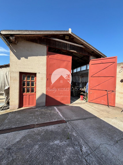 Reality KOMPLEX s.r.o. Vám ponúka na predaj priestranný rodinný dom s mimoriadne veľkým pozemkomv meste Kolárovo (okres Komárno).