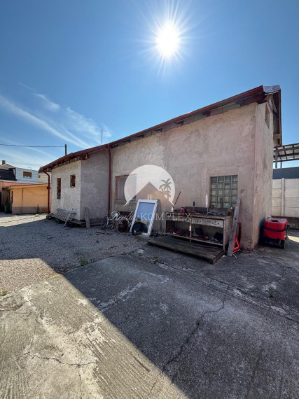 Reality KOMPLEX s.r.o. Vám ponúka na predaj priestranný rodinný dom s mimoriadne veľkým pozemkomv meste Kolárovo (okres Komárno).