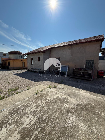 Reality KOMPLEX s.r.o. Vám ponúka na predaj priestranný rodinný dom s mimoriadne veľkým pozemkomv meste Kolárovo (okres Komárno).