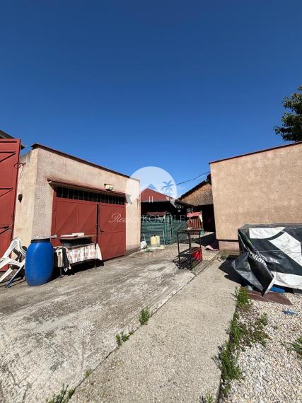 Reality KOMPLEX s.r.o. Vám ponúka na predaj priestranný rodinný dom s mimoriadne veľkým pozemkomv meste Kolárovo (okres Komárno).