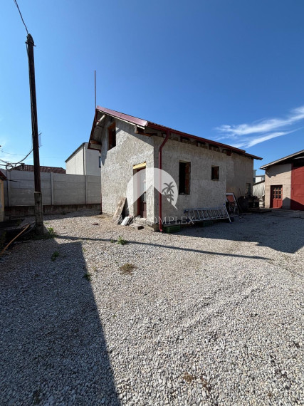 Reality KOMPLEX s.r.o. Vám ponúka na predaj priestranný rodinný dom s mimoriadne veľkým pozemkomv meste Kolárovo (okres Komárno).