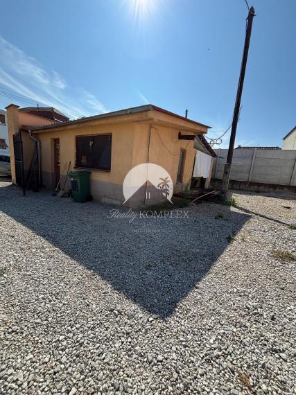 Reality KOMPLEX s.r.o. Vám ponúka na predaj priestranný rodinný dom s mimoriadne veľkým pozemkomv meste Kolárovo (okres Komárno).