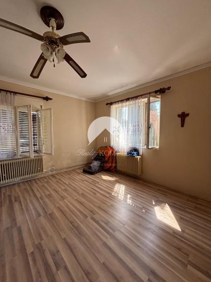 Reality KOMPLEX s.r.o. Vám ponúka na predaj priestranný rodinný dom s mimoriadne veľkým pozemkomv meste Kolárovo (okres Komárno).