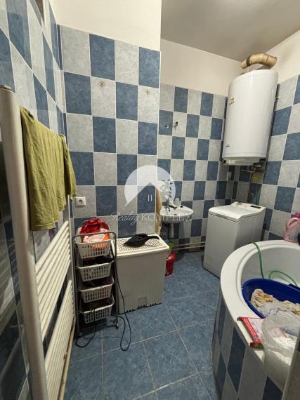 Reality KOMPLEX s.r.o. Vám ponúka na predaj priestranný rodinný dom s mimoriadne veľkým pozemkomv meste Kolárovo (okres Komárno).