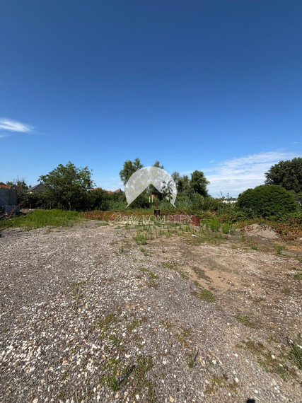 Reality KOMPLEX s.r.o. Vám ponúka na predaj priestranný rodinný dom s mimoriadne veľkým pozemkomv meste Kolárovo (okres Komárno).