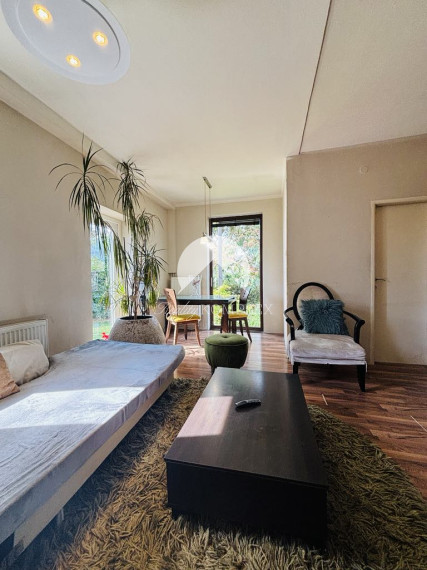 Reality KOMPLEX s.r.o. ponúka na predaj priestranný rodinný dom v meste Kolárovo, ktorý je vďaka svojej dispozícii vhodný aj pre dvojgeneračné bývanie.