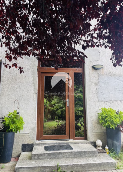 Reality KOMPLEX s.r.o. ponúka na predaj priestranný rodinný dom v meste Kolárovo, ktorý je vďaka svojej dispozícii vhodný aj pre dvojgeneračné bývanie.