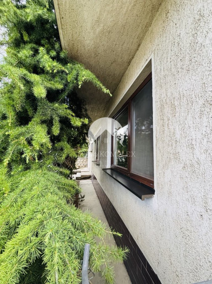 Reality KOMPLEX s.r.o. ponúka na predaj priestranný rodinný dom v meste Kolárovo, ktorý je vďaka svojej dispozícii vhodný aj pre dvojgeneračné bývanie.