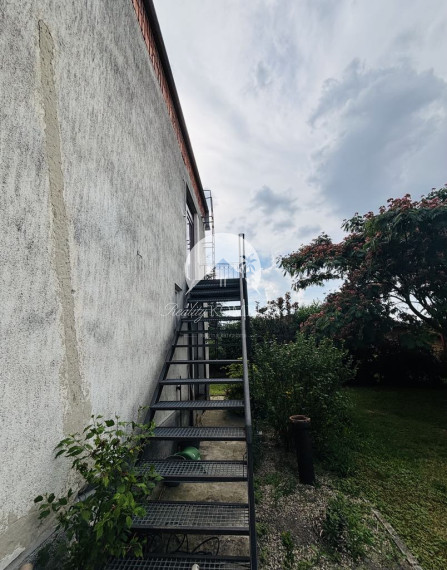 Reality KOMPLEX s.r.o. ponúka na predaj priestranný rodinný dom v meste Kolárovo, ktorý je vďaka svojej dispozícii vhodný aj pre dvojgeneračné bývanie.