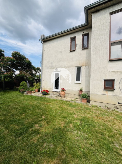 Reality KOMPLEX s.r.o. ponúka na predaj priestranný rodinný dom v meste Kolárovo, ktorý je vďaka svojej dispozícii vhodný aj pre dvojgeneračné bývanie.