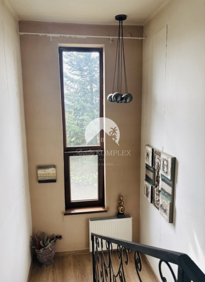 Reality KOMPLEX s.r.o. ponúka na predaj priestranný rodinný dom v meste Kolárovo, ktorý je vďaka svojej dispozícii vhodný aj pre dvojgeneračné bývanie.