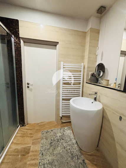 Reality KOMPLEX s.r.o. ponúka na predaj priestranný rodinný dom v meste Kolárovo, ktorý je vďaka svojej dispozícii vhodný aj pre dvojgeneračné bývanie.