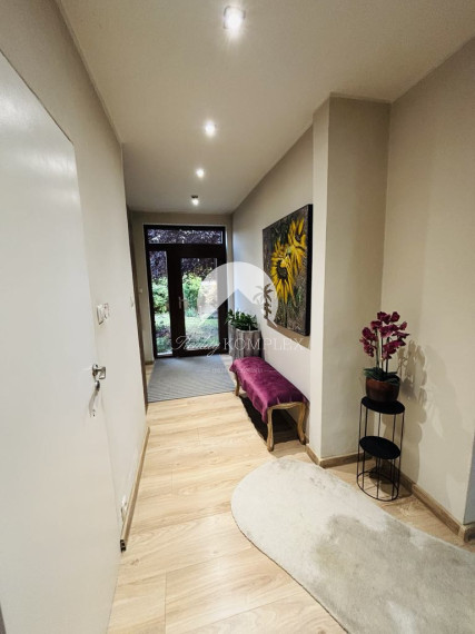 Reality KOMPLEX s.r.o. ponúka na predaj priestranný rodinný dom v meste Kolárovo, ktorý je vďaka svojej dispozícii vhodný aj pre dvojgeneračné bývanie.