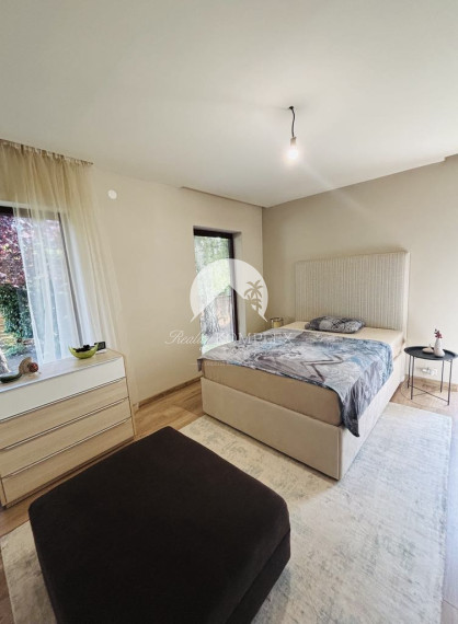 Reality KOMPLEX s.r.o. ponúka na predaj priestranný rodinný dom v meste Kolárovo, ktorý je vďaka svojej dispozícii vhodný aj pre dvojgeneračné bývanie.