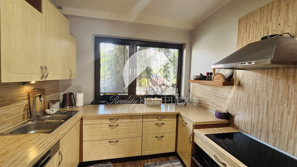 Reality KOMPLEX s.r.o. ponúka na predaj priestranný rodinný dom v meste Kolárovo, ktorý je vďaka svojej dispozícii vhodný aj pre dvojgeneračné bývanie.