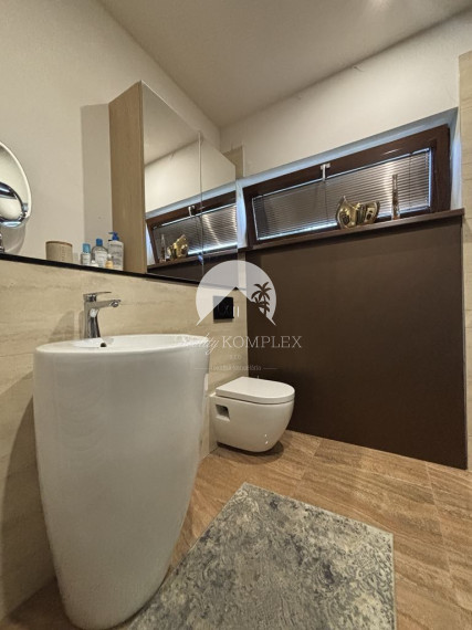 Reality KOMPLEX s.r.o. ponúka na predaj priestranný rodinný dom v meste Kolárovo, ktorý je vďaka svojej dispozícii vhodný aj pre dvojgeneračné bývanie.