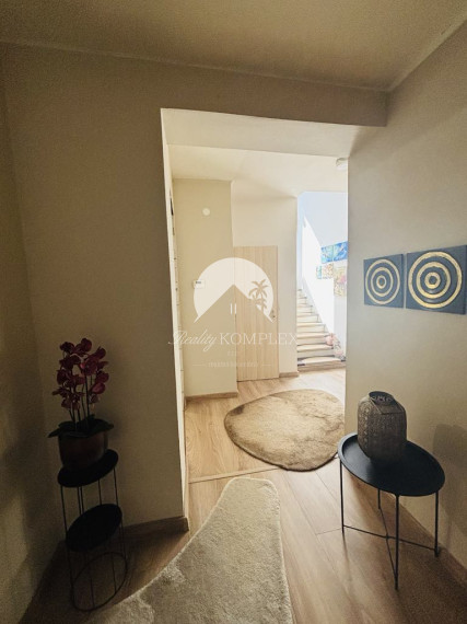 Reality KOMPLEX s.r.o. ponúka na predaj priestranný rodinný dom v meste Kolárovo, ktorý je vďaka svojej dispozícii vhodný aj pre dvojgeneračné bývanie.